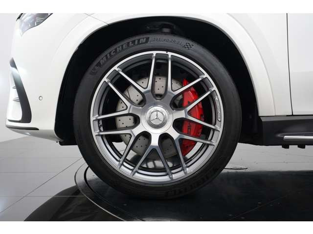 GLE53 4MATIC+ �N�[�y��p��22�C���`AMG�b���A���~�z�C�[���𑕒��B��a�z�C�[���Ȃ�ł͂̑��݊����A�N�[�ySUV�Ȃ�ł̗͂���ŃX�|�[�e�B�ȃX�^�C�����O������ɍۗ������܂��B