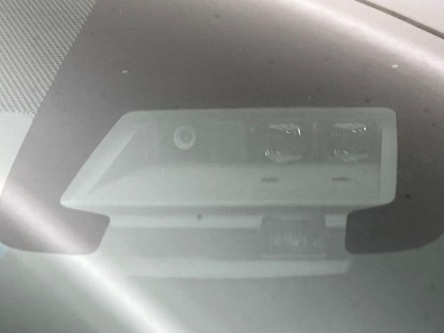 【トヨタセーフティセンス】走行中に前方の車両等を認識し、衝突しそうな時は警報とブレーキで衝突回避と被害軽減をアシスト。より安全にドライブをお楽しみいただけます。