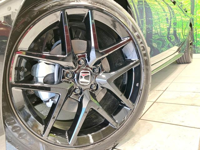 �y����18�C���`�A���~�z�C�[���z�O�ςɃ}�b�`���������A���~�z�C�[���𑕒����Ă���܂��B�e��ЊO�A���~�z�C�[����A�X�^�b�h���X�^�C�����戵�����Ă���܂��B���񂲑��k����������