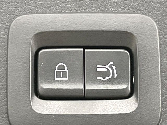 【パワーバックドア】スマートキーや運転席のボタンを押すだけでリアゲートが自動で開閉します!荷物を持っている時や、高い位置にあるバックドアを閉める際に便利な機能です♪