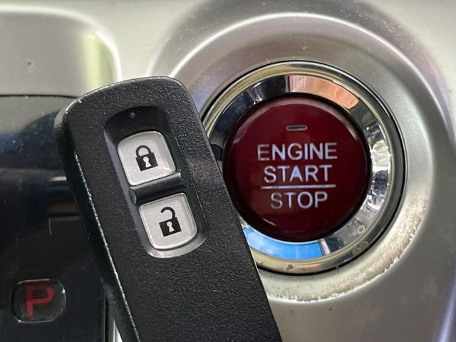 �yHonda�X�}�[�g�L�[�z�J�o����|�P�b�g�ɓ��ꂽ�܂܂ł��h�A�̎{���E�������\�ȃX�}�[�g�L�[�𑕔��B�G���W���̃I���E�I�t�����J�M�����o���K�v����������Ƃ��Ă��֗��ł���