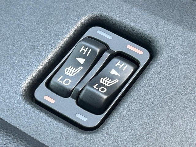 【シートヒーター】寒い日に重宝するシートヒーター!エアコンより早く温まってくれるので寒がりの人も安心ですね♪エアコンの温風は乾燥するから苦手、という方にもをおすすめです。