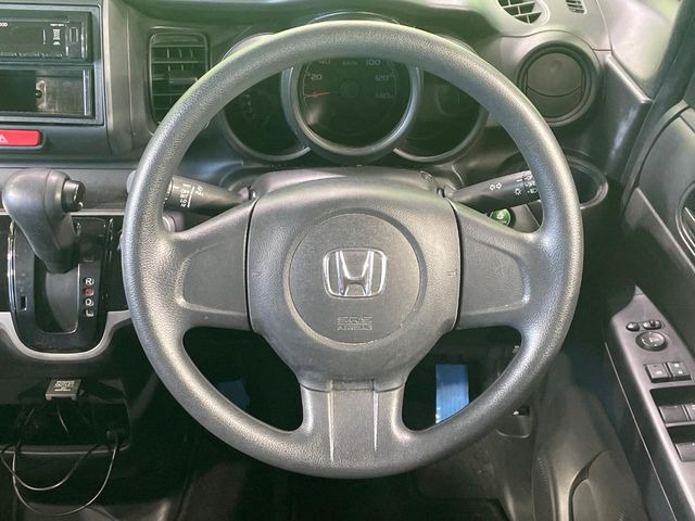�C���e���A�ɍ��킹���f�U�C���̃X�e�A�����O�́A�^�]�������̂��Ƃ��l���A�^�]���₷���`��A�傫���ł��B�����x�A���ۂɐG���Ă��m���߂��������B