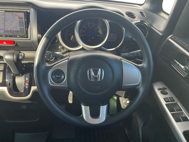 �C���e���A�ɍ��킹���f�U�C���̃X�e�A�����O�́A�^�]�������̂��Ƃ��l���A�^�]���₷���`��A�傫���ł��B�����x�A���ۂɐG���Ă��m���߂��������B