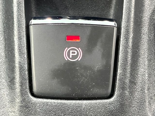 【電動パーキングブレーキ】パーキングブレーキは便利な電動式!ボタン一つで操作でき、アクセルを踏めば自動で解除されます♪レバーやペダルが無いので運転席廻りもすっきりしますね♪