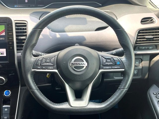 �C���e���A�ɍ��킹���f�U�C���̃X�e�A�����O�́A�^�]�������̂��Ƃ��l���A�^�]���₷���`��A�傫���ł��B�����x�A���ۂɐG���Ă��m���߂��������B