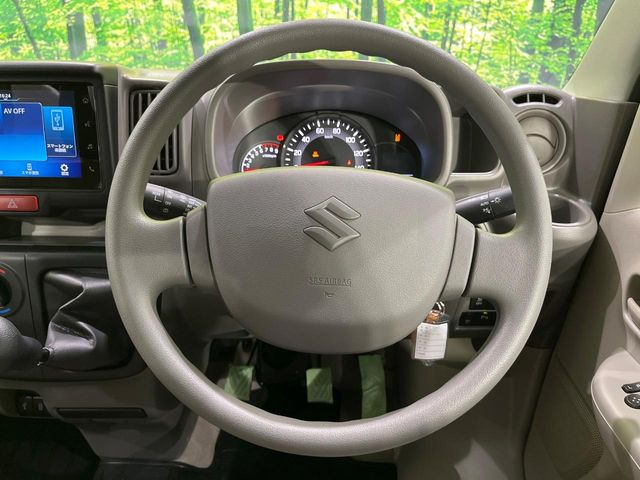 �C���e���A�ɍ��킹���f�U�C���̃X�e�A�����O�́A�^�]�������̂��Ƃ��l���A�^�]���₷���`��A�傫���ł��B�����x�A���ۂɐG���Ă��m���߂��������B