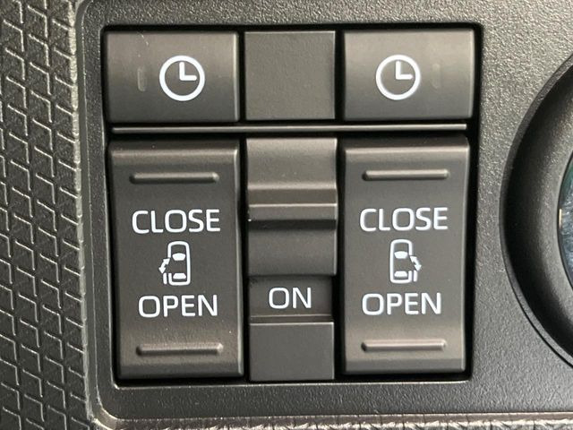 【両側パワースライドドア】スマートキーや運転席のスイッチで後席両側スライドドアの開閉が可能♪電動だから力を入れてドアを開ける必要が無く、小さなお子様でも簡単に開け閉めでき快適です♪