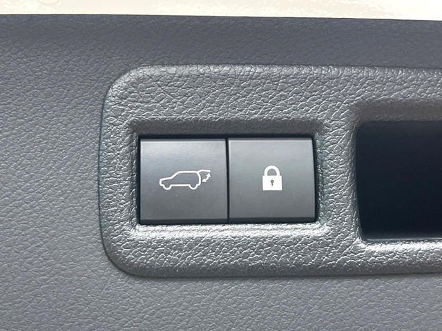 【パワーバックドア】スマートキーや運転席のボタンを押すだけでリアゲートが自動で開閉します!荷物を持っている時や、高い位置にあるバックドアを閉める際に便利な機能です♪
