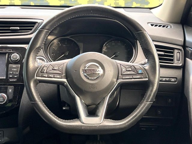 インテリアに合わせたデザインのステアリングは、運転される方のことも考え、運転しやすい形状、大きさです。是非一度、実際に触ってお確かめください。