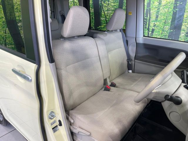 運転席まわりには十分なスペースがあり、大柄な方でもゆったり運転していただける環境です。