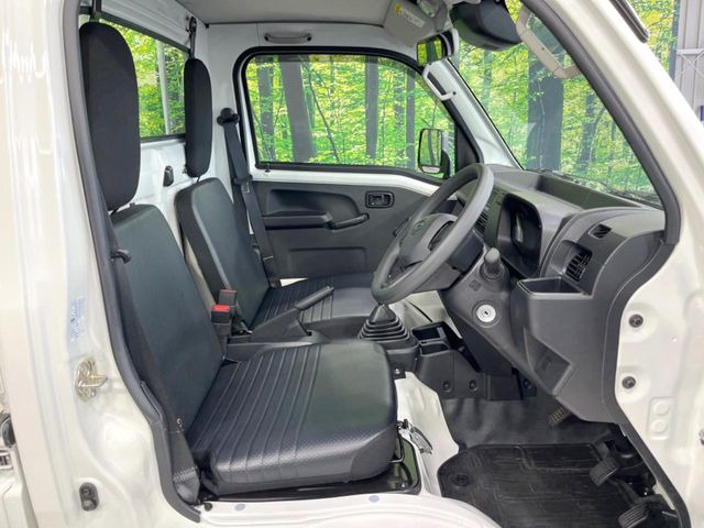運転席まわりには十分なスペースがあり、大柄な方でもゆったり運転していただける環境です。