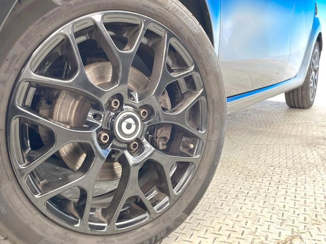 ●純正16インチアルミホイール:輸入車ならではの卓越した走りを支えるホイールと足回りです!日本車の走りに慣れている方にもぜひ体感して頂きたいほど、高いレベルでまとまっていま
