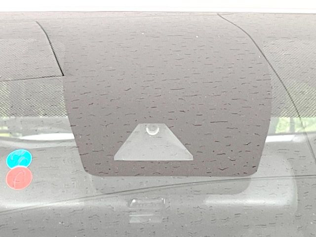【トヨタセーフティセンス】走行中に前方の車両等を認識し、衝突しそうな時は警報とブレーキで衝突回避と被害軽減をアシスト。より安全にドライブをお楽しみいただけます。
