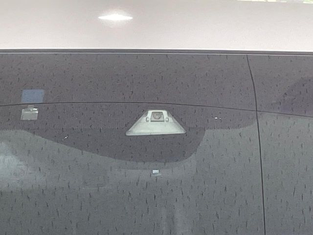 【ホンダセンシング】走行中に前方の車両等を認識し、衝突しそうな時は警報とブレーキで衝突回避と被害軽減をアシスト。より安全にドライブをお楽しみいただけます。