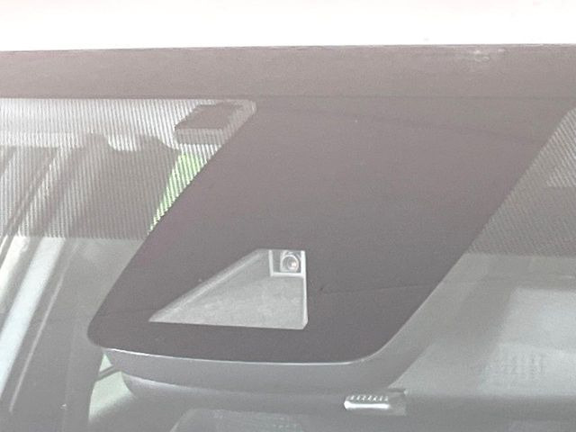 【トヨタセーフティセンス】走行中に前方の車両等を認識し、衝突しそうな時は警報とブレーキで衝突回避と被害軽減をアシスト。より安全にドライブをお楽しみいただけます。