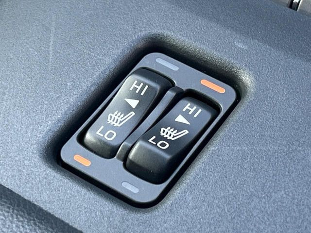 【シートヒーター】寒い日に重宝するシートヒーター!エアコンより早く温まってくれるので寒がりの人も安心ですね♪エアコンの温風は乾燥するから苦手、という方にもをおすすめです。