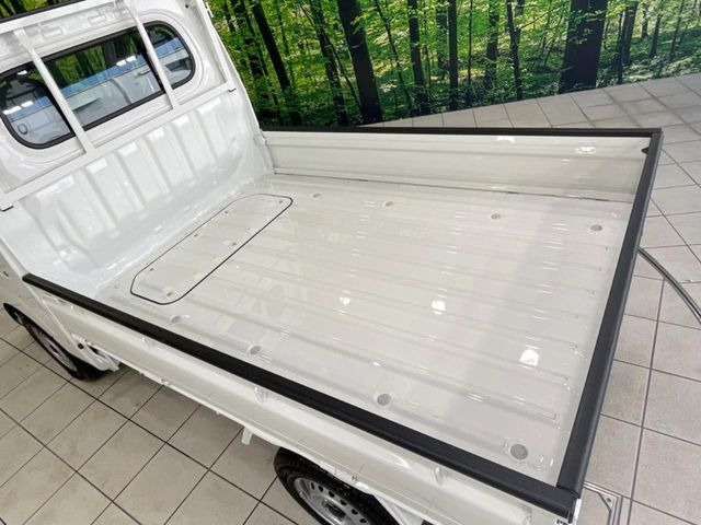 積み下ろしのしやすいデッキにはたっぷりと荷物を積み込んでいただけます。遊びから仕事まで、様々なシーンで頼れます♪