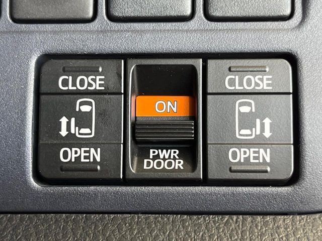 【両側パワースライドドア】スマートキーや運転席のスイッチで後席両側スライドドアの開閉が可能♪電動だから力を入れてドアを開ける必要が無く、小さなお子様でも簡単に開け閉めでき快適です♪