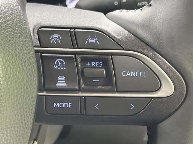 【レーダークルーズコントロール】高速道路での長距離走行が楽に!!自動で速度を保つクルーズコントロールが、衝突軽減システムと連携し、前方の車両を感知して車間を保つように速度調節してくれます!!