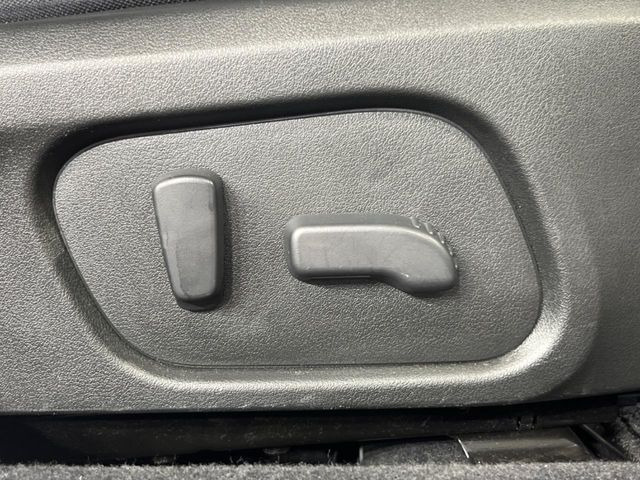【パワーシート】スイッチ一つで簡単にシートの微調整が可能!電動だから力もいりません!自分に最適なシートポジションにセットして、快適なドライブをお楽しみください。