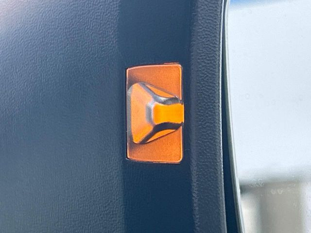 【リヤビークルディティクション】走行中、ドアミラーの死角になりやすい箇所に後続車が接近するとサイドミラー付近に警告を表示、ドライバーに注意喚起と、万一の際はハンドル操作をアシストをします。