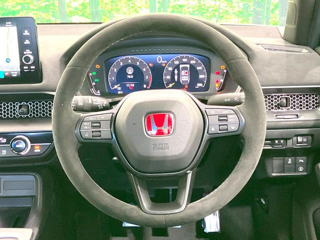 �C���e���A�ɍ��킹���f�U�C���̃X�e�A�����O�́A�^�]�������̂��Ƃ��l���A�^�]���₷���`��A�傫���ł��B�����x�A���ۂɐG���Ă��m���߂��������B