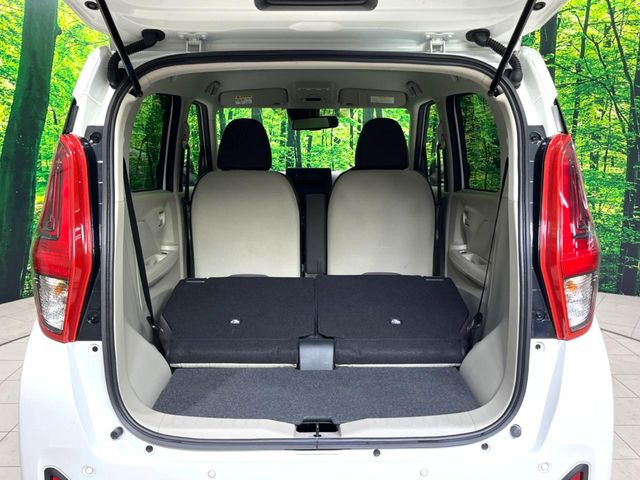 普段のお買い物や通勤、送迎等に十分な荷室スペースを確保しております。セカンドシートを倒すと、大きな荷物の積載も可能です♪