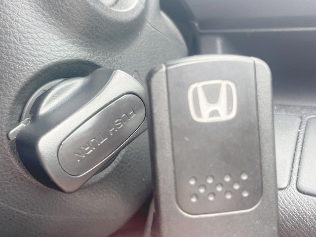 【Hondaスマートキー】カバンやポケットに入れたままでもドアの施錠・解錠が可能なスマートキーを装備。エンジンのオン・オフ時もカギを取り出す必要が無いからとっても便利です♪