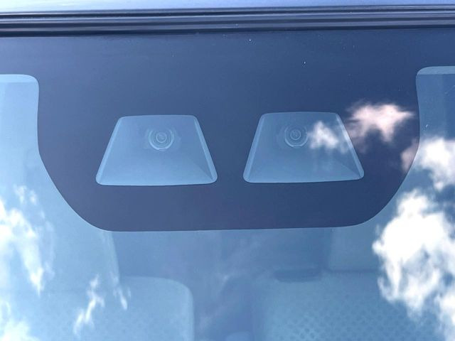 【スマートアシスト】走行中に前方の車両等を認識し、衝突しそうな時は警報とブレーキで衝突回避と被害軽減をアシスト。より安全にドライブをお楽しみいただけます。