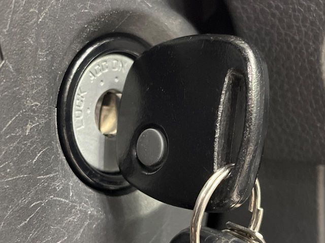 【キーレス】少し離れた場所からでもボタン一つでドアの開錠・施錠ができるのでとっても便利!ドアの鍵穴周りに傷をつけることもありません♪