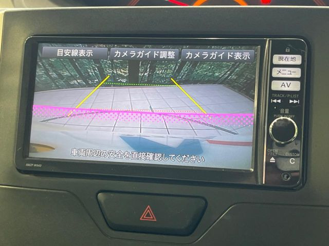 【バックカメラ】駐車時に後方がリアルタイム映像で確認できます。大型商業施設や立体駐車場での駐車時や、夜間のバック時に大活躍!運転スキルに関わらず、今や必須となった装備のひとつです!