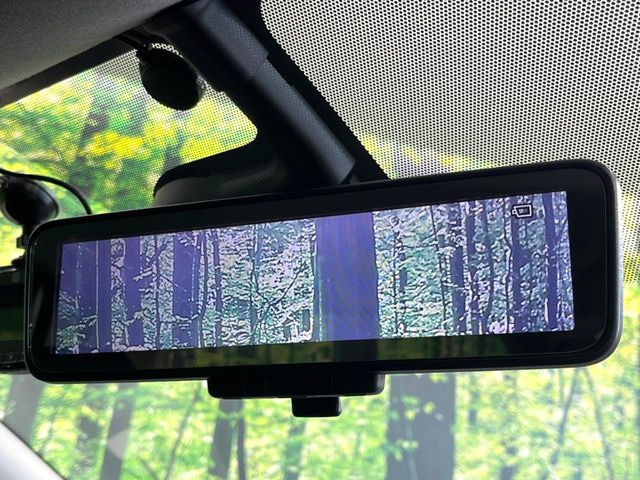 【デジタルルームミラー】後席の大きな荷物や同乗者で後方が確認しづらい時でも安心!カメラが撮影した車両後方の映像をルームミラー内に表示。クリアな視界で状況の確認が可能です!