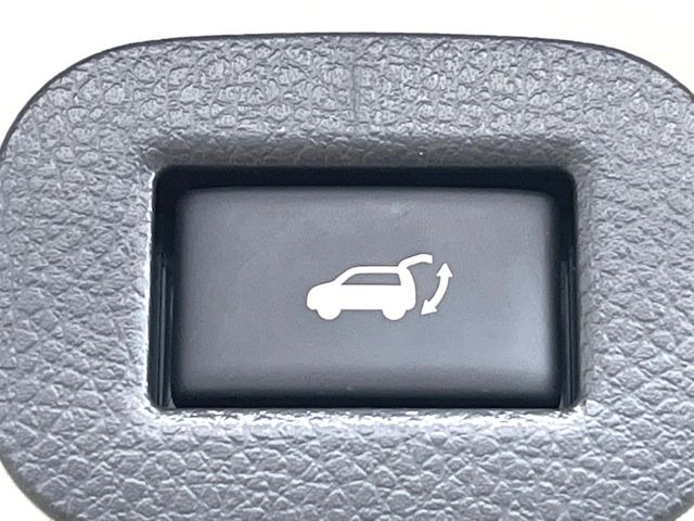 【パワーバックドア】スマートキーや運転席のボタンを押すだけでリアゲートが自動で開閉します!荷物を持っている時や、高い位置にあるバックドアを閉める際に便利な機能です♪