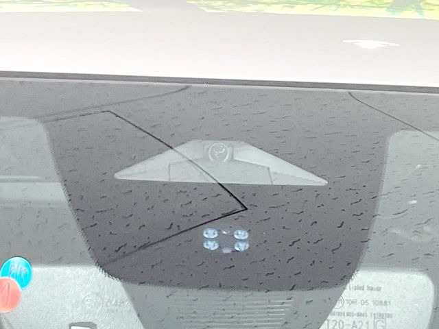 【ホンダセンシング】走行中に前方の車両等を認識し、衝突しそうな時は警報とブレーキで衝突回避と被害軽減をアシスト。より安全にドライブをお楽しみいただけます。