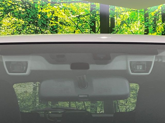 【アイサイトVer2】前方の車両等を検知し、衝突しそうな時は警報で注意を促し、ブレーキを踏む力をサポート。ブレーキを踏めなかった場合は衝突被害軽減ブレーキが作動、衝突回避をサポートします。