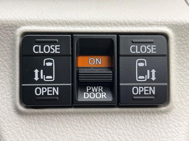 【両側パワースライドドア】スマートキーや運転席のスイッチで後席両側スライドドアの開閉が可能♪電動だから力を入れてドアを開ける必要が無く、小さなお子様でも簡単に開け閉めでき快適です♪