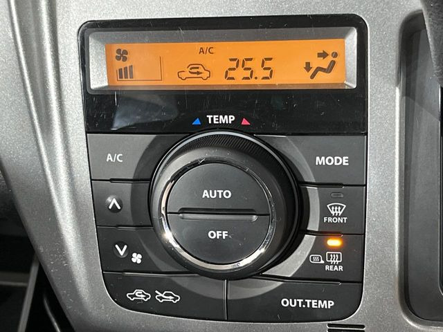 【オートエアコン】一度お好みの温度に設定すれば、車内の温度を検知し風量や温度を自動で調整。暑い&hellip;寒い&hellip;と何度もスイッチ操作をする必要はありません。快適な車内空間には必須の機能ですね♪