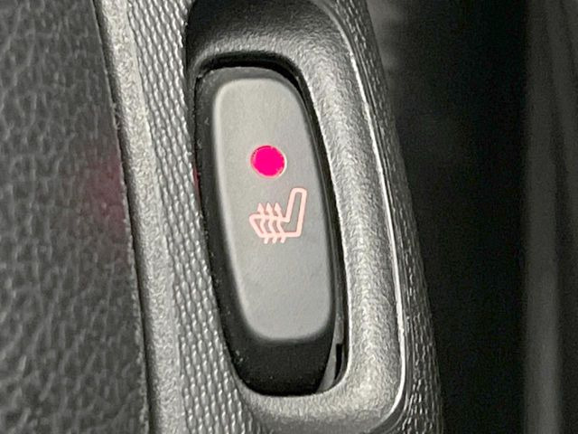 ●フロントシートヒーティング:運転席・助手席共に三段階で調節が可能なシートヒーターを装備しております。季節を問わず快適にご使用いただけます。