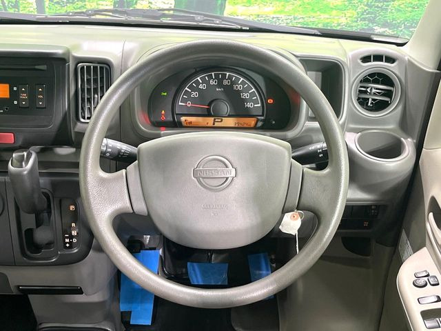 �C���e���A�ɍ��킹���f�U�C���̃X�e�A�����O�́A�^�]�������̂��Ƃ��l���A�^�]���₷���`��A�傫���ł��B�����x�A���ۂɐG���Ă��m���߂��������B