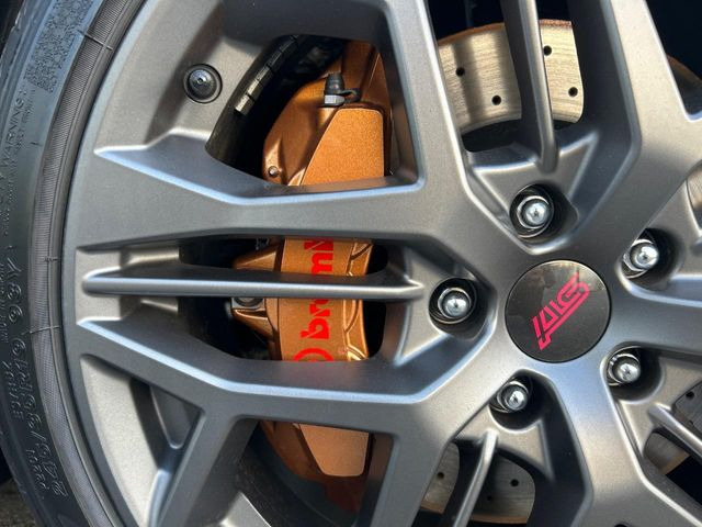 【ブレンボ製キャリパー】ハイパワー車両には強力なブレーキが必須!世界のスーパーカーにも採用されるイタリアの高級メーカー「ブレンボ」を装着!色鮮やかなキャリパーがスポーティな印象を引き立てます♪