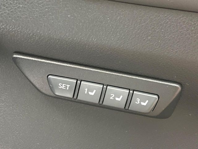 【メモリー機能付きパワーシート】ドライバーごとに設定したシート位置を記憶して、ボタン一つで切り替えできる便利な機能!運転する方が複数名いらっしゃるご家庭におすすめです♪
