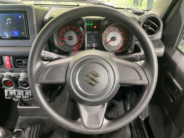 �C���e���A�ɍ��킹���f�U�C���̃X�e�A�����O�́A�^�]�������̂��Ƃ��l���A�^�]���₷���`��A�傫���ł��B�����x�A���ۂɐG���Ă��m���߂��������B