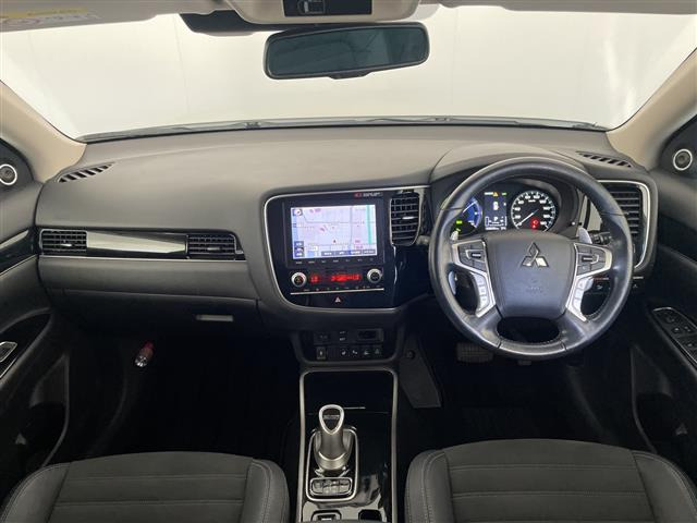 アウトランダーPHEV2.4 G プラスパッケージ 4WD