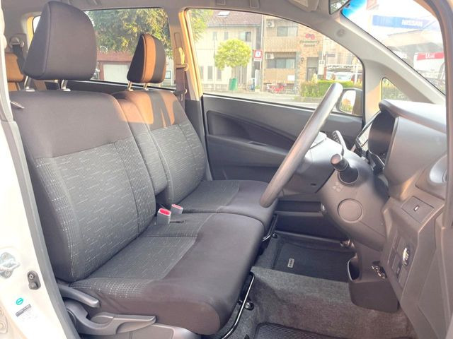 運転席シート廻りは使用感も少なく、良好な状態となっています。前オーナー様が丁寧に使っていたことがよくわかりますね。