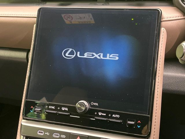 �y9.8�C���` �f�B�X�v���C�I�[�f�B�I�z���ʂ̃f�B�X�v���C��AppleCarPlay��AndroidAuto�����p�\�B�傫�ȉ�ʂŃX�}�z�i�r�A�v���������p���������܂���