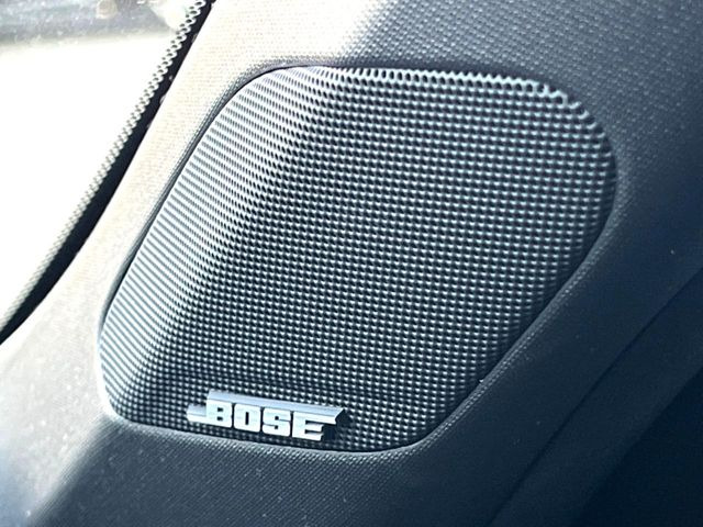 【BOSEサウンドシステム】メーカーオプションの高品位サウンドシステムを搭載。専用のチューニングが施された大小様々なスピーカーから良質なサウンドが奏でられ、臨場感あふれる音響空間を演出
