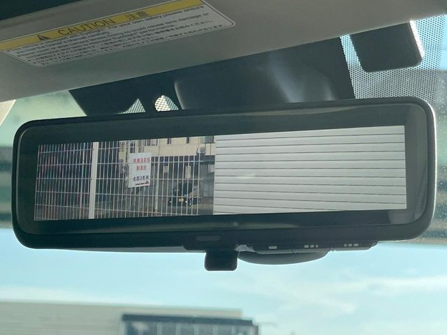 【スマートリヤビューミラー】後席の大きな荷物や同乗者で後方が確認しづらい時でも安心!カメラが撮影した車両後方の映像をルームミラー内に表示。クリアな視界で状況の確認が可能です!
