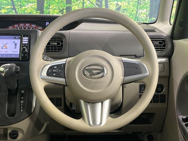 インテリアに合わせたデザインのステアリングは、運転される方のことも考え、運転しやすい形状、大きさです。是非一度、実際に触ってお確かめください。