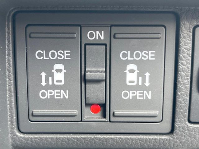 【両側パワースライドドア】スマートキーや運転席のスイッチで後席両側スライドドアの開閉が可能♪電動だから力を入れてドアを開ける必要が無く、小さなお子様でも簡単に開け閉めでき快適です♪